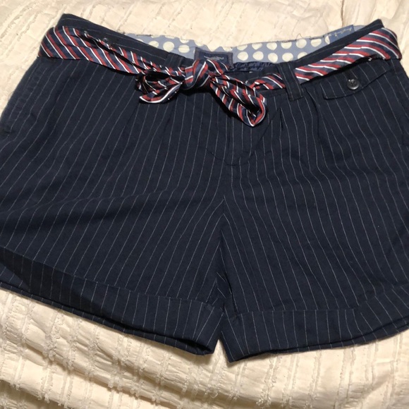 🚨B2G1 New AMERICAN EAGLE OUTFITTERS Blue Off White Pin Striped Shorts - Picture 1 of 7